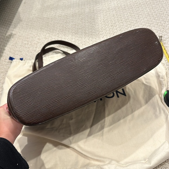 Louis Vuitton Lussac Tote - Picture 4 of 8